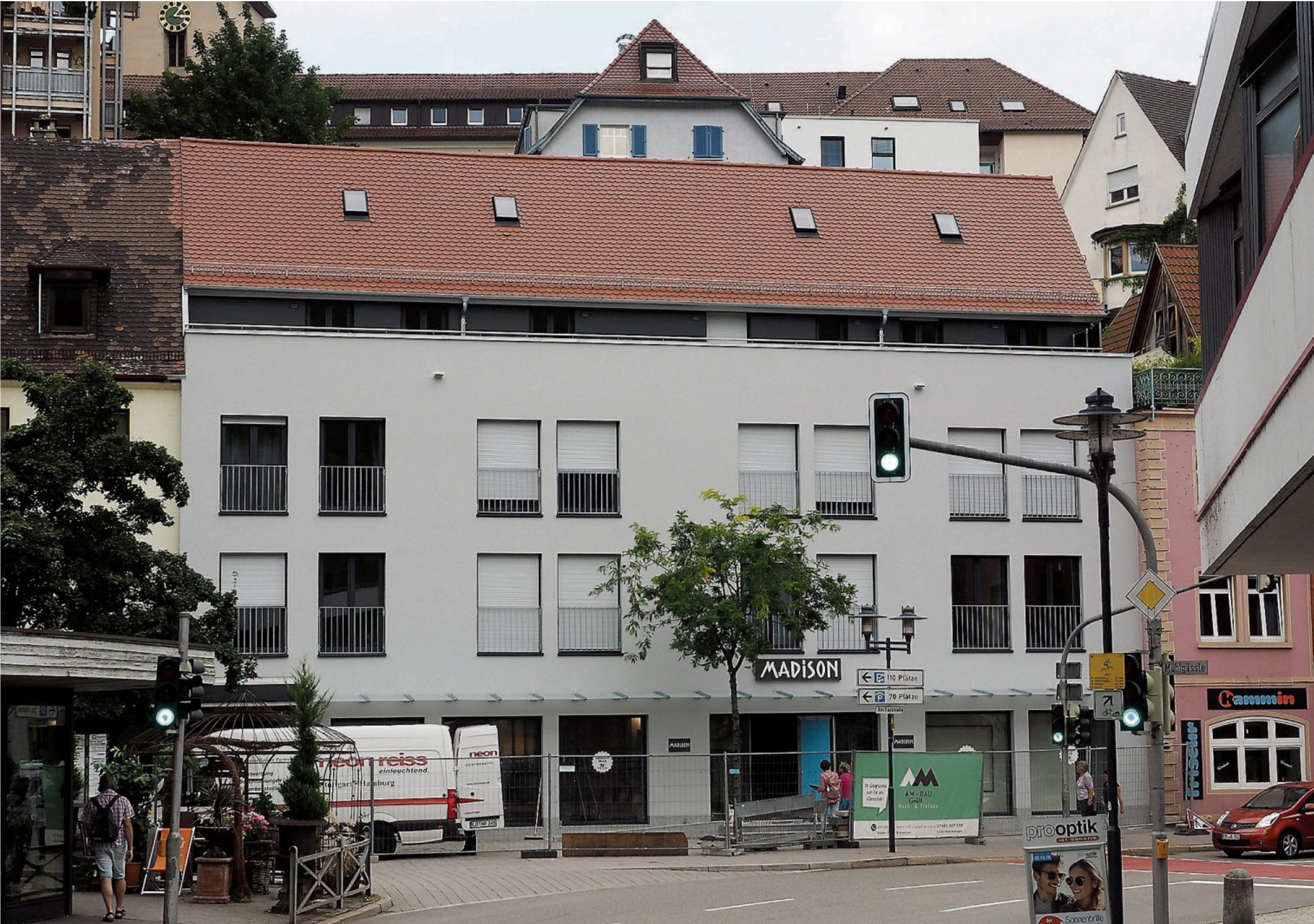 Das neue Wohn- und Geschäftshaus der Familie Haipt bereichert die Horber Innenstadt. Die beiden Bilder oben zeigen die Außenansicht und die Dachterrasse, die unteren Bilder die attraktiven Wohnungen inklusive Wintergarten. Bilder: Karl-Heinz Kuball