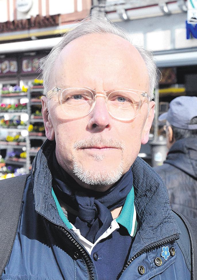 Ralf Doktorowski (63) aus Celle: „Mir erscheint es, dass es sicherer geworden ist. Nichtsdestotrotz bin ich der Meinung, dass zu wenig Polizei hier in Celle in der Stadt auf der Straße anwesend ist. Man könnte doch die rein straßenverkehrsrechtlichen Aufgaben an das Personal des Ordnungsamtes überstellen. Die schreiben ja größtenteils nur Parkplatzsünder auf und kümmern sich nicht weiter um andere Angelegenheiten.“ Ralf Doktorowski (63) aus Celle: „Mir erscheint es, dass es sicherer geworden ist. Nichtsdestotrotz bin ich der Meinung, dass zu wenig Polizei hier in Celle in der Stadt auf der Straße anwesend ist. Man könnte doch die rein straßenverkehrsrechtlichen Aufgaben an das Personal des Ordnungsamtes überstellen. Die schreiben ja größtenteils nur Parkplatzsünder auf und kümmern sich nicht weiter um andere Angelegenheiten.“