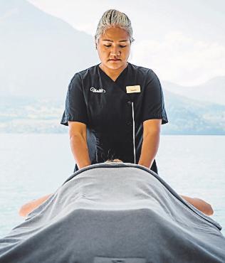 Massagen gibt es hier nicht nur am, sondern auch auf dem See – auf dem hoteleigenen Hausboot.