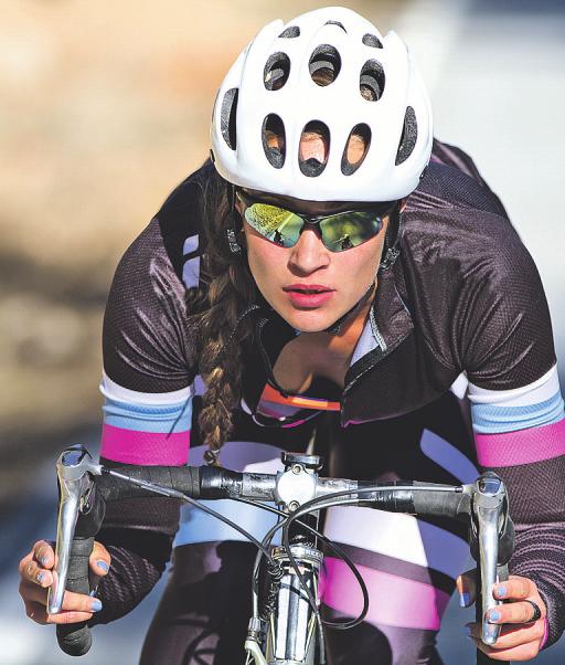 Beim Radfahren bietet die Brille auch Schutz vor Fahrtwind. Bild: Alfaguarilla/Adobe.Stock.com