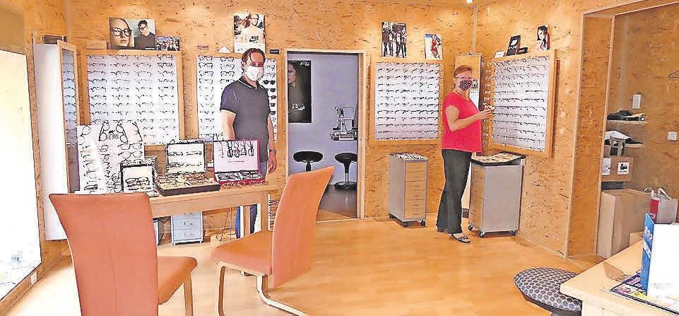 Das Ehrmann-Team achtet im persönlichen Kontakt auf die derzeit geltenden Hygienestandards wie das Tragen von Schutzmasken Das Ehrmann-Team achtet im persönlichen Kontakt auf die derzeit geltenden Hygienestandards wie das Tragen von Schutzmasken