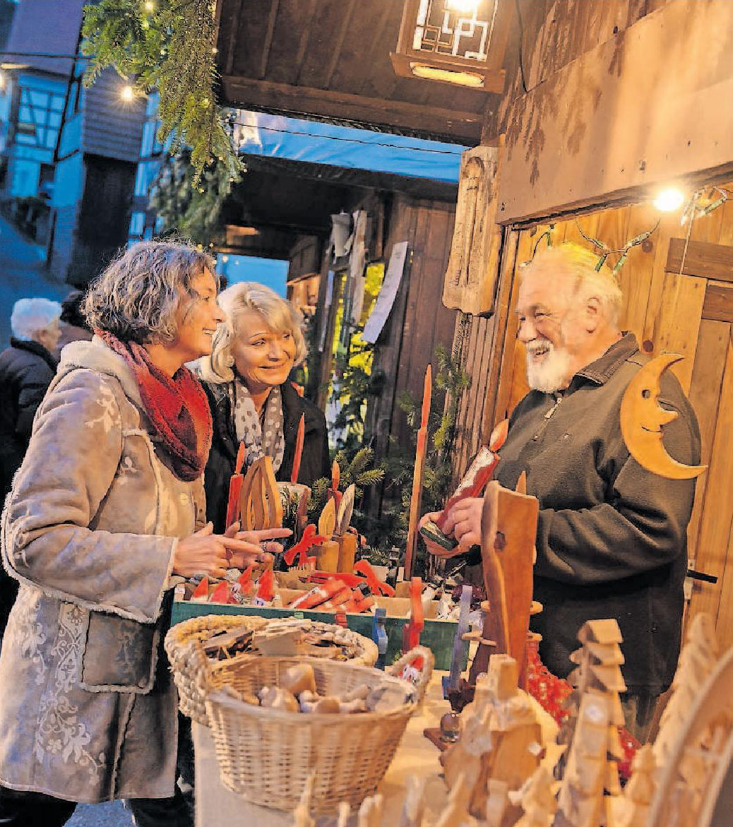 Eine besondere, intensive Atmosphäre hat das Weihnachtsmarktgeschehen in den Gassen des südpfälzischen Dörrenbach. Zwischen Rathaus und Wehrkirche geht es eng zu. Zu erleben ist der märchenhafte Dornröschen-Weihnachtsmarkt vom 13. bis 15.12. – hier ein Kunsthandwerkstand. Foto: Bildarchiv SÜW/Ad Lumina/Ralf Ziegler/frei Eine besondere, intensive Atmosphäre hat das Weihnachtsmarktgeschehen in den Gassen des südpfälzischen Dörrenbach. Zwischen Rathaus und Wehrkirche geht es eng zu. Zu erleben ist der märchenhafte Dornröschen-Weihnachtsmarkt vom 13. bis 15.12. – hier ein Kunsthandwerkstand. Foto: Bildarchiv SÜW/Ad Lumina/Ralf Ziegler/frei