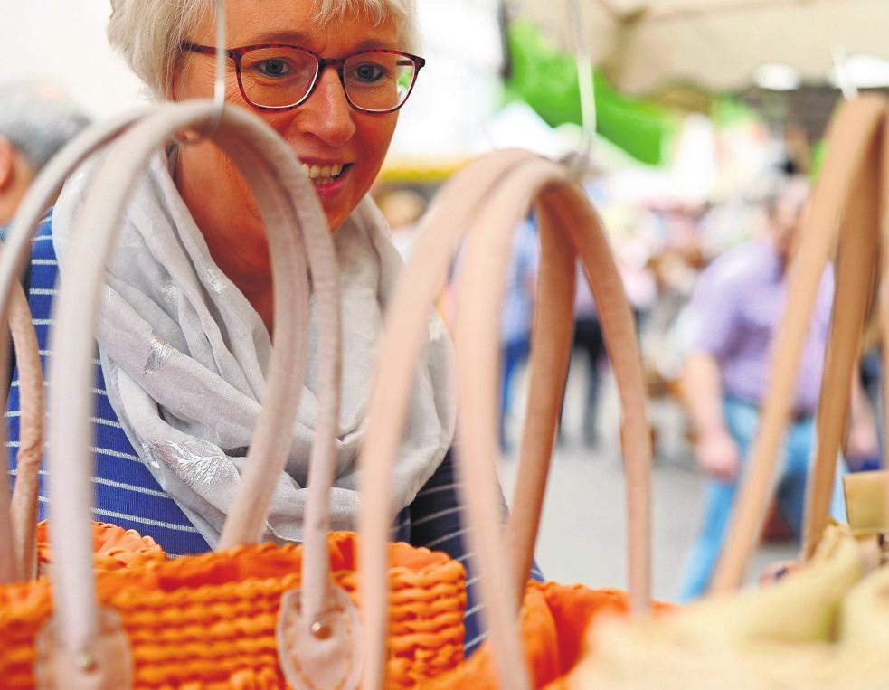 Die bunte Mischung aus geschäftigem Treiben, tollen Aktionen, guter Unterhaltung und gastfreundlicher Bewirtung macht den Pfingstmarkt Mundelsheim zu einem besonderen Erlebnis im Neckartal.