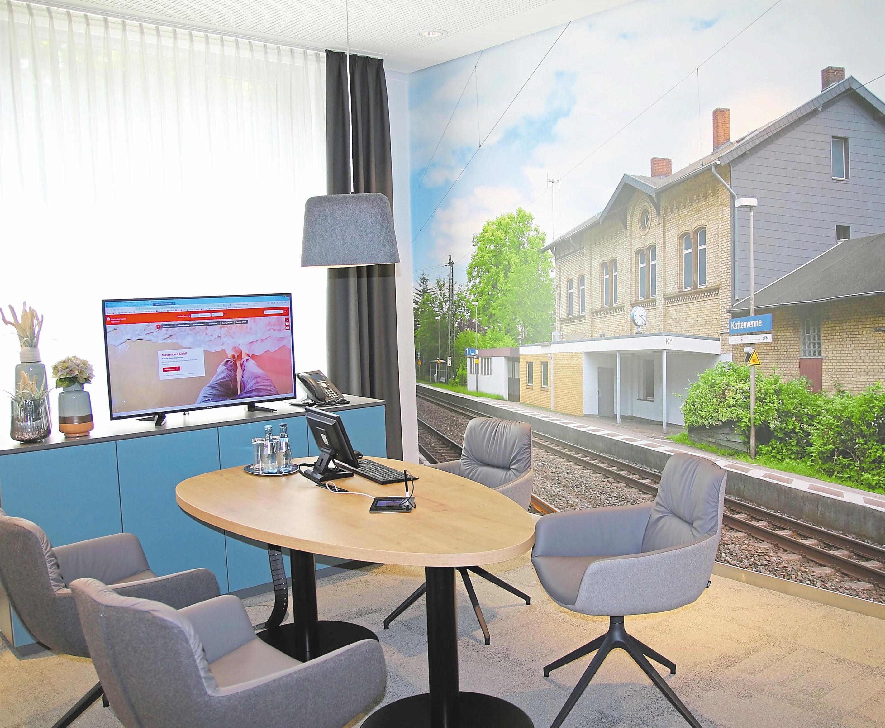 Große Monitore – wie im Raum „Bahnhof“ – ermöglichen eine transparente Beratung. Große Monitore – wie im Raum „Bahnhof“ – ermöglichen eine transparente Beratung.