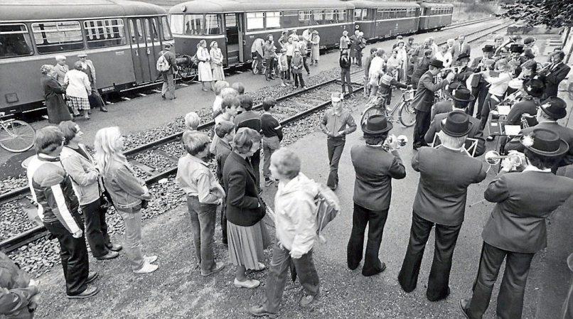 Der Entringer Musikverein beim autofreien Sonntag im Jahr 1981 auf dem Entringer Bahnhof. Bilder: Kunstverein Reusten, Reinhard Schmid Der Entringer Musikverein beim autofreien Sonntag im Jahr 1981 auf dem Entringer Bahnhof. Bilder: Kunstverein Reusten, Reinhard Schmid