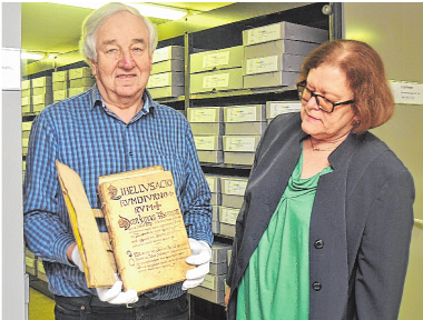 Gemeinde-Archivar Dr. Josef Ziegler mit dem original erhaltenen Amtsbuch von 1610. Die Bürgermeisterin wird das Druckwerk am Tag der offenen Tür präsentieren. Gemeinde-Archivar Dr. Josef Ziegler mit dem original erhaltenen Amtsbuch von 1610. Die Bürgermeisterin wird das Druckwerk am Tag der offenen Tür präsentieren.