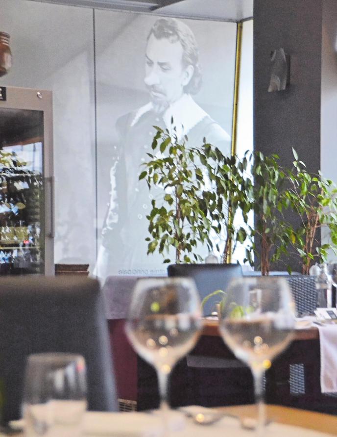 Cyrano en personne accueille les clients dans le restaurant.