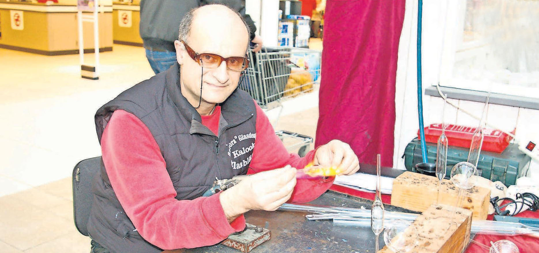 Glasbläser Kalook Wollny zeigt im A2 Center sein altes Handwerk. Glasbläser Kalook Wollny zeigt im A2 Center sein altes Handwerk.