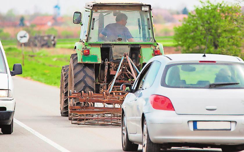 Geduld üben und bremsbereit sein heißt es oft in der Erntezeit für die Verkehrsteilnehmer. FOTO: FOTOSR52/SHUTTERSTOCK/FREI Geduld üben und bremsbereit sein heißt es oft in der Erntezeit für die Verkehrsteilnehmer. FOTO: FOTOSR52/SHUTTERSTOCK/FREI