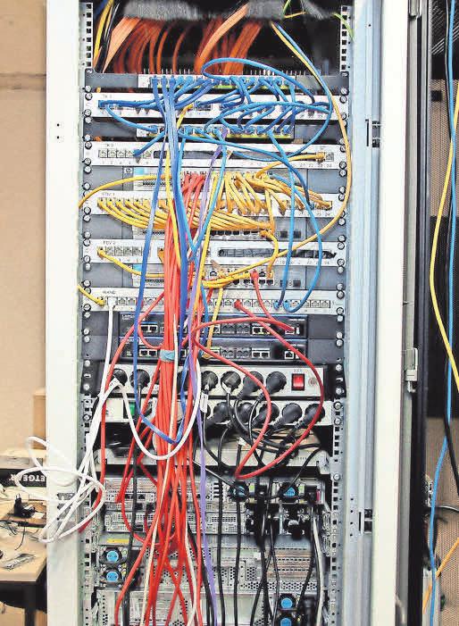 Server, Router und Kabel: Im Keller der Zentrale laufe alle Drähte zusammen. Server, Router und Kabel: Im Keller der Zentrale laufe alle Drähte zusammen.