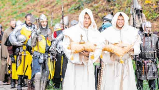 Eine nachgestellte Szene: Der Einzug der Reichskleinodien 1220 auf der Waldburg. FOTO: MAX HALLER Eine nachgestellte Szene: Der Einzug der Reichskleinodien 1220 auf der Waldburg. FOTO: MAX HALLER