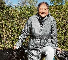 Brigitte Berlin genießt das Radfahren in der Natur