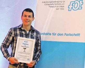 Stefan Wandsleb hat als Jahrgangsbester eine Auszeichnung erhalten für sein Meisterstück – eine Teil-Handprothese mit elektrischer Fingerfunktion. FOTOS: SANITÄTSHAUS KLINZ; SILVIO KISHON (1) Stefan Wandsleb hat als Jahrgangsbester eine Auszeichnung erhalten für sein Meisterstück – eine Teil-Handprothese mit elektrischer Fingerfunktion. FOTOS: SANITÄTSHAUS KLINZ; SILVIO KISHON (1)