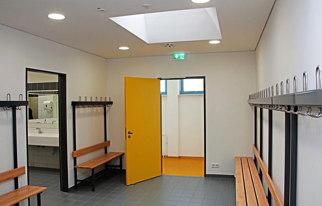 Zeitgemäß und funktionell präsentieren sich die WC-Anlagen und Umkleideräume.