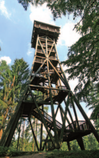 Auf dem Dach von Stormarn im Naturschutzgebiet Hahnheide: Wer die 125 Stufen des 27 Meter hohen Aussichtsturms „Langer Otto“ auf dem Gipfel des 99 Meter hohen „Großen Hahnheider Berg“ erklimmt, befindet sich 126 Meter über dem Meeresspiegel. Höher hinauf geht es sonst nirgendwo im Kreis