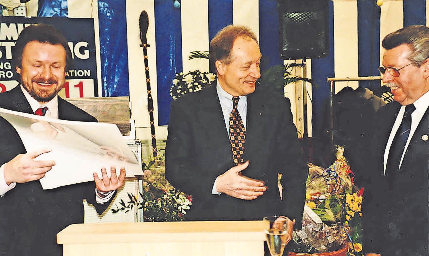 Beim 75-jährigen Jubiläum im Jahr 1995 wird der Betrieb an Helmut Vesterling junior übergeben. Beim 75-jährigen Jubiläum im Jahr 1995 wird der Betrieb an Helmut Vesterling junior übergeben.
