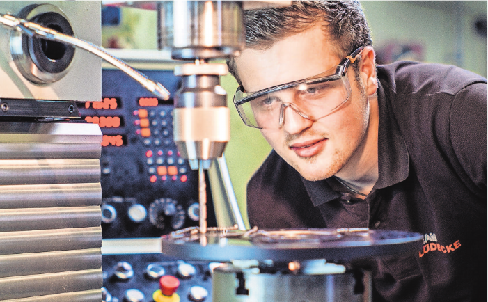 Zerspanungsmechaniker-Azubis erlernen den Umgang mit CNC-Fräsen und Hobel. Foto: Lüdecke GmbH/dpa-tmn Zerspanungsmechaniker-Azubis erlernen den Umgang mit CNC-Fräsen und Hobel. Foto: Lüdecke GmbH/dpa-tmn