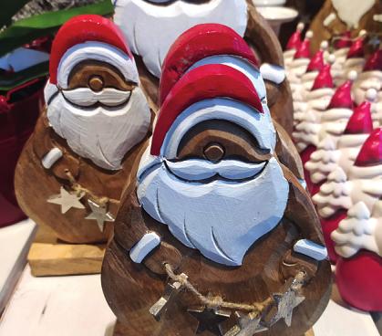 Geht auch ohne Plastik: Diese Weihnachtsmänner sind aus Holz geschnitzt