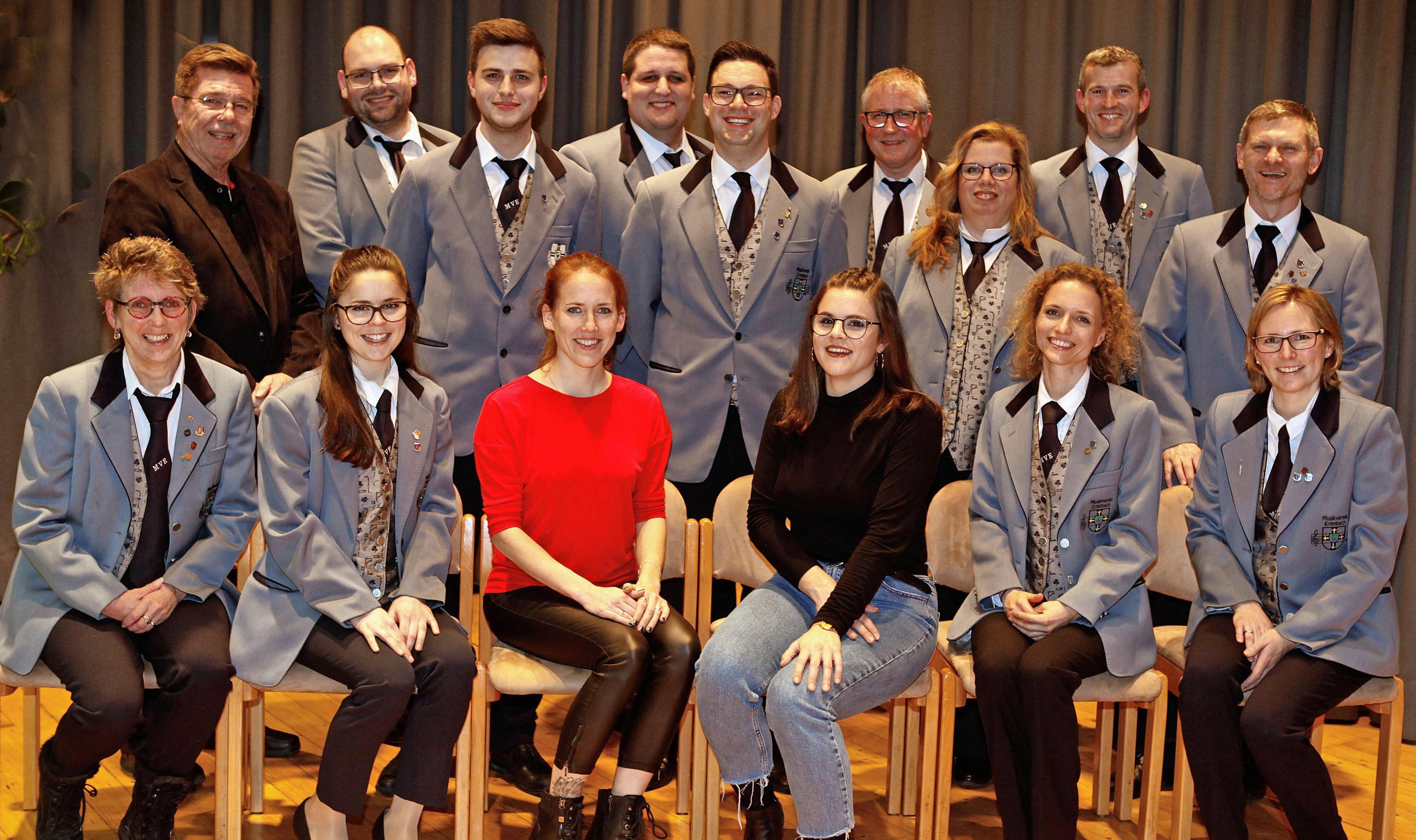 Oben (v.li.) Willi Meyer, Matthias Bartsch, Florian Kerner, Florian Diefenbach, Daniel Hahn, Stefan Diefenbach, Angelika Truckses, Rainer Umminger, Rolf Varga. Unten: Sigrid Iwanitzky, Elena Schadt, Bianca Scheurer, Sandra Schadt, Christina Weber, Susanne Kühner. Es fehlen: Jens Varga und Patrick Mühleck. Foto: Michaela Keicher Oben (v.li.) Willi Meyer, Matthias Bartsch, Florian Kerner, Florian Diefenbach, Daniel Hahn, Stefan Diefenbach, Angelika Truckses, Rainer Umminger, Rolf Varga. Unten: Sigrid Iwanitzky, Elena Schadt, Bianca Scheurer, Sandra Schadt, Christina Weber, Susanne Kühner. Es fehlen: Jens Varga und Patrick Mühleck. Foto: Michaela Keicher
