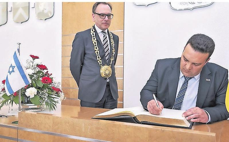 Vor zwei Jahren stattete eine Delegation aus der israelischen Partnerstadt Beer Sheva Wuppertal einen Besuch ab. Links Oberbürgermeister Andreas Mucke. Vor zwei Jahren stattete eine Delegation aus der israelischen Partnerstadt Beer Sheva Wuppertal einen Besuch ab. Links Oberbürgermeister Andreas Mucke.
