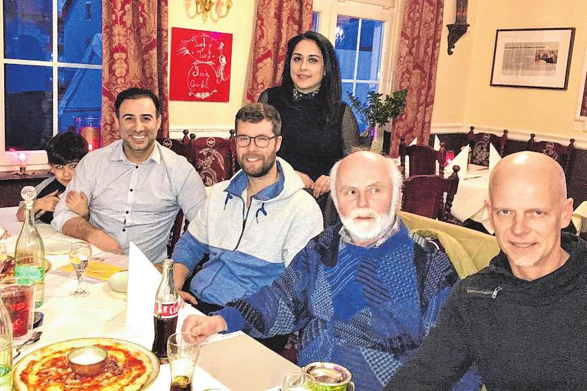 Die Organisatoren (v. r.): Jörg Dalmolin, Rolf W. Edelmann, Sana Mashti, Max Jäck und Reza Mashti (hier mit Söhnchen Tiam). BILD: KUNTERMANN Die Organisatoren (v. r.): Jörg Dalmolin, Rolf W. Edelmann, Sana Mashti, Max Jäck und Reza Mashti (hier mit Söhnchen Tiam). BILD: KUNTERMANN