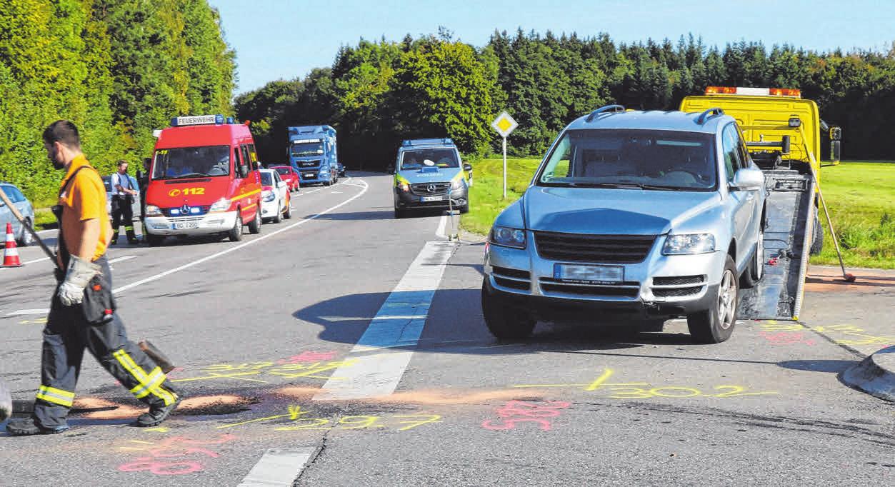 Während die Einsatzkräfte die Unfallstelle räumten, kam es auf der B 312 zu Behinderungen. FOTO: MESALE TOLU Während die Einsatzkräfte die Unfallstelle räumten, kam es auf der B 312 zu Behinderungen. FOTO: MESALE TOLU