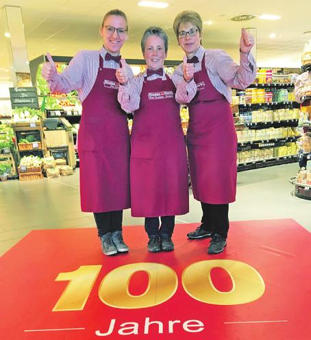 Anlässlich des 100-jährigen Jubiläums empfangen Hilke Hartig, Dorle Thalmann-Draeger und Ulrike Cordes (von links) ihre Kunden am Eingang mit einem „roten Teppich“. Foto: Susanne Laudien