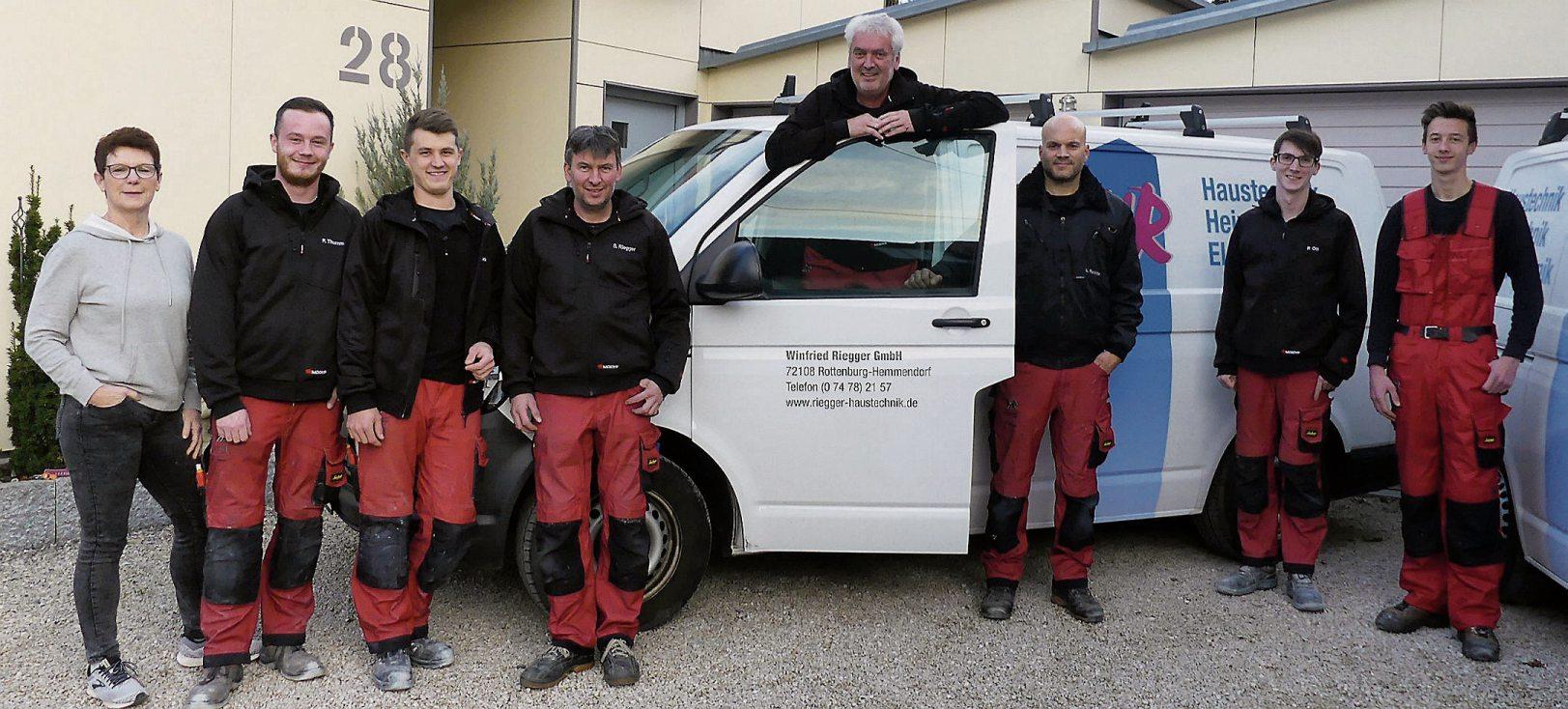 Winfried Riegger (Bildmitte), Ehefrau Sieglinde (Bild links) und das Team feiern das 25-jährige Bestehen des Unternehmens. Bilder: Uhland2