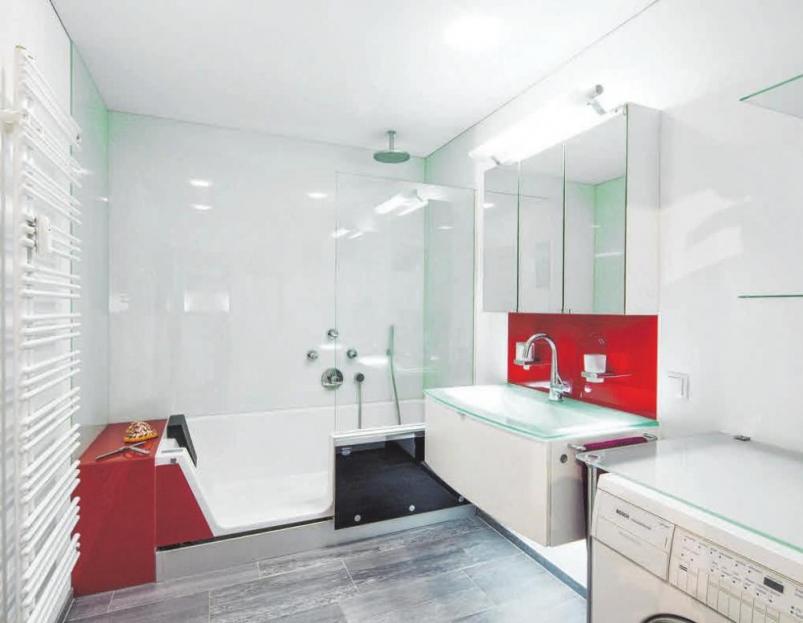 Spezielle Ausrüstungen, wie eine seitlich zu öffnende Wanne, machen das Bad barrierefrei Spezielle Ausrüstungen, wie eine seitlich zu öffnende Wanne, machen das Bad barrierefrei