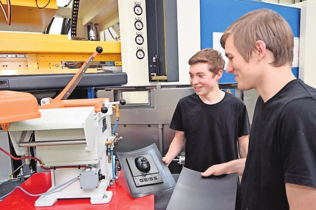 Mit dieser Maschine zeigt die GEISS AG bei der Berufsmesse den Schülern und Schülerinnen, wie das Vakuumtiefziehen funktioniert. Mit dieser Maschine zeigt die GEISS AG bei der Berufsmesse den Schülern und Schülerinnen, wie das Vakuumtiefziehen funktioniert.