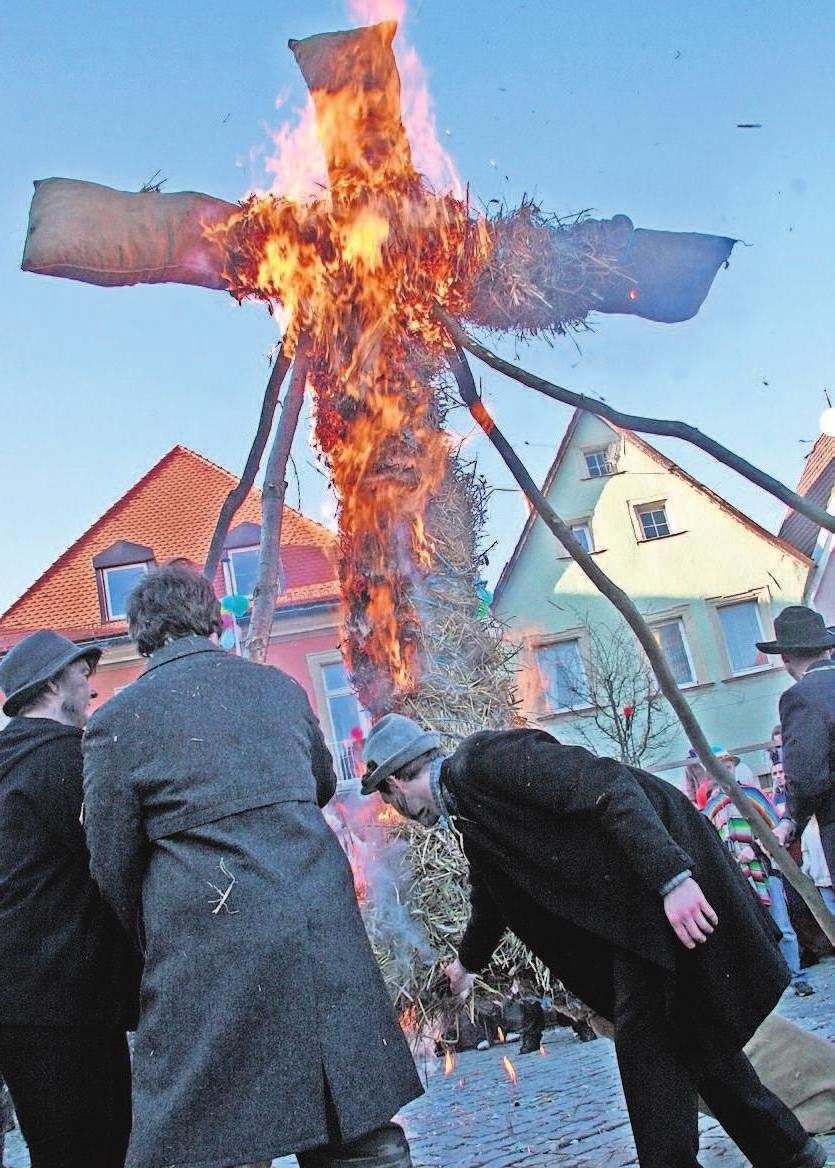Das Winteraustreiben gehört in Stadtsteinach zu den Höhepunkten des Narrentreibens. Im Mittelpunkt steht der Winter in Form einer Strohpuppe, die am Ende auf dem Marktplatz verbrannt wird. Das Winteraustreiben gehört in Stadtsteinach zu den Höhepunkten des Narrentreibens. Im Mittelpunkt steht der Winter in Form einer Strohpuppe, die am Ende auf dem Marktplatz verbrannt wird.
