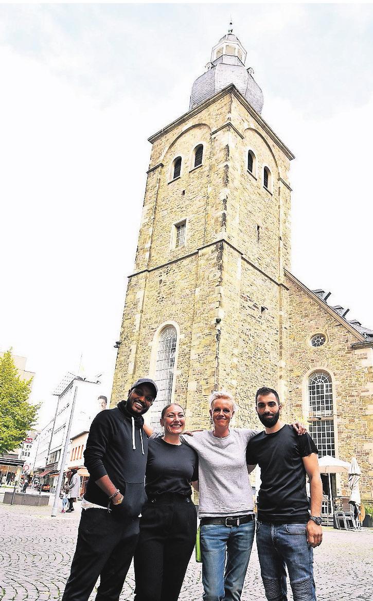 So vielfältig wie diese Stadt sind auch Team und Besucher im Welt-Café der City Kirche: Bei Maher Abboud (v.r.n.l.), Karen Graeber, Marlene Bretzke und Biniam Gebremedin kommen täglich Menschen aller Generationen, Religionen und Kulturen zusammen. So vielfältig wie diese Stadt sind auch Team und Besucher im Welt-Café der City Kirche: Bei Maher Abboud (v.r.n.l.), Karen Graeber, Marlene Bretzke und Biniam Gebremedin kommen täglich Menschen aller Generationen, Religionen und Kulturen zusammen.