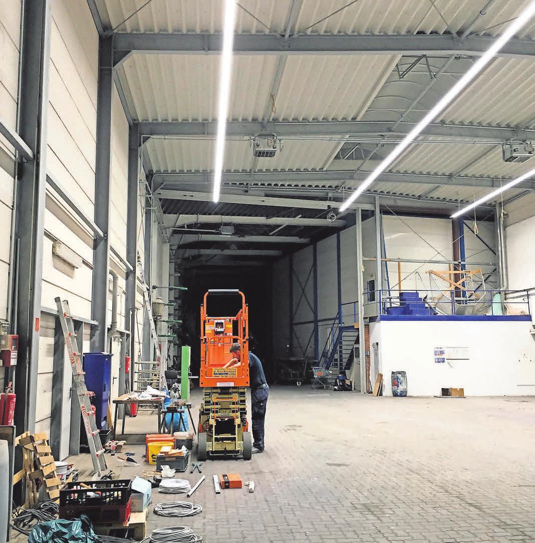 Die Firma Elektro Stasch sorgt für das richtige Beleuchtungskonzept, so wie beispielsweise die korrekte Ausleuchtung dieser Lagerhalle mit Lichtbändern in LED-Technik Die Firma Elektro Stasch sorgt für das richtige Beleuchtungskonzept, so wie beispielsweise die korrekte Ausleuchtung dieser Lagerhalle mit Lichtbändern in LED-Technik