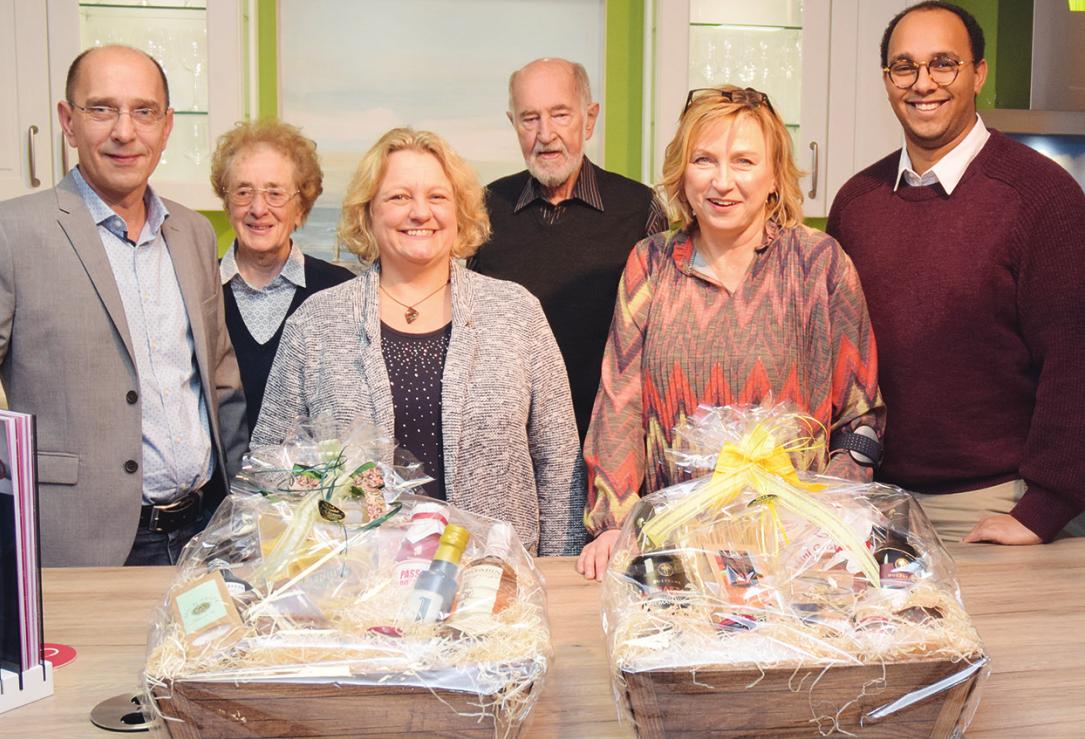 Birgit Trede (vorne l.) und Renata Dziwis (vorne r.) erhielten Präsentkörbe von der Familie Scheffler für 20 Jahre Mitarbeit im „KüchenCentrum Potschien“ Foto: Kuno Klein