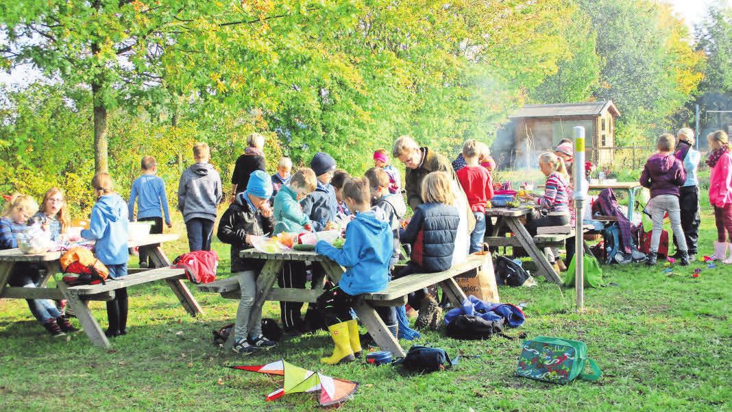 Der Verein Kalkhorster Kinderkram e.V. unterstützt die Interessen der Kinder und Jugendlichen in der Gemeinde. Der Verein Kalkhorster Kinderkram e.V. unterstützt die Interessen der Kinder und Jugendlichen in der Gemeinde.