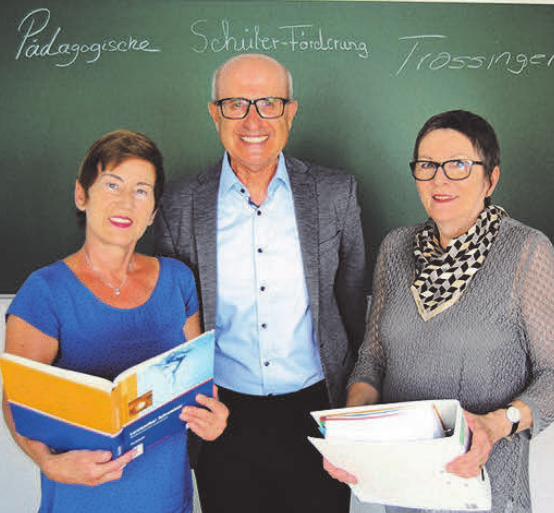 Die Pädagogische Schüler-Förderung hilft jungen Menschen, wenn ihr Vorwärtskommen auf dem Bildungsweg ins Stocken geraten ist, mit qualifiziertem Nachhilfeunterricht. Das Angebot wendet sich an Schülerinnen und Schüler der Grund-, Haupt-, Realschulen und Gymnasien sowie des Berufskollegs. Im Förderunterricht arbeiten die Schülerinnen und Schüler mit qualifizierten Lehrkräften den Schulstoff auf und schließen Lücken gezielt durch praktische Übungen. Beratungszeit: Montag bis Freitag 14 bis 17 Uhr im Schulbüro Trossingen, Hauptstr. 61, Telefonnummer 07425 / 21117; mehr auf der Website www.psf-nachhilfe.de. Bild: Schulleiter Karam Hachem mit Claudia Haug (l.) und Gertrud Gerdelmann (r.). Die Pädagogische Schüler-Förderung hilft jungen Menschen, wenn ihr Vorwärtskommen auf dem Bildungsweg ins Stocken geraten ist, mit qualifiziertem Nachhilfeunterricht. Das Angebot wendet sich an Schülerinnen und Schüler der Grund-, Haupt-, Realschulen und Gymnasien sowie des Berufskollegs. Im Förderunterricht arbeiten die Schülerinnen und Schüler mit qualifizierten Lehrkräften den Schulstoff auf und schließen Lücken gezielt durch praktische Übungen. Beratungszeit: Montag bis Freitag 14 bis 17 Uhr im Schulbüro Trossingen, Hauptstr. 61, Telefonnummer 07425 / 21117; mehr auf der Website www.psf-nachhilfe.de. Bild: Schulleiter Karam Hachem mit Claudia Haug (l.) und Gertrud Gerdelmann (r.).