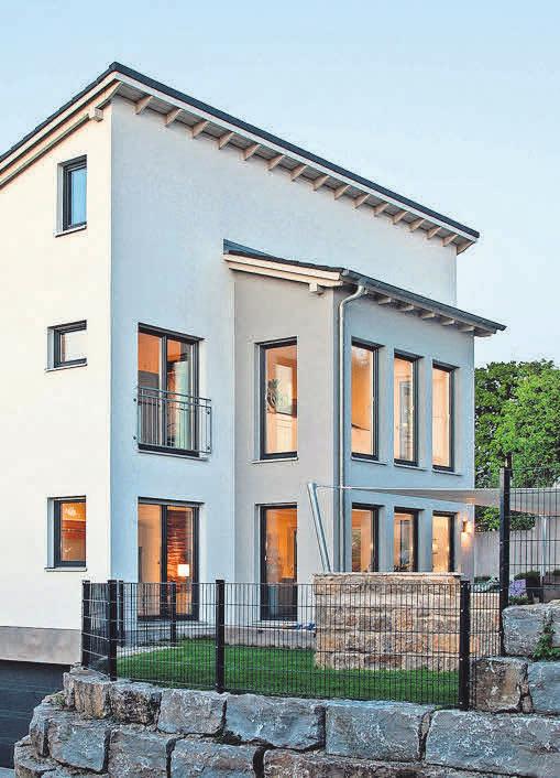 Ein Pultdachhaus mit zweigeschossigem, farblich abgesetztem Standerker. Foto: BDF/Haas Fertigbau Ein Pultdachhaus mit zweigeschossigem, farblich abgesetztem Standerker. Foto: BDF/Haas Fertigbau