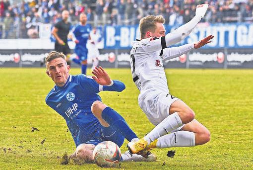 In der Oberliga gehts zur Sache: Niklas Kolbe (links) will diese Saison mit den Stuttgarter Kickers den Aufstieg in die Regionalliga schaffen. Leon Albrecht und der FC Villingen könnten ihm da im Weg stehen. FOTO: EIBNER
