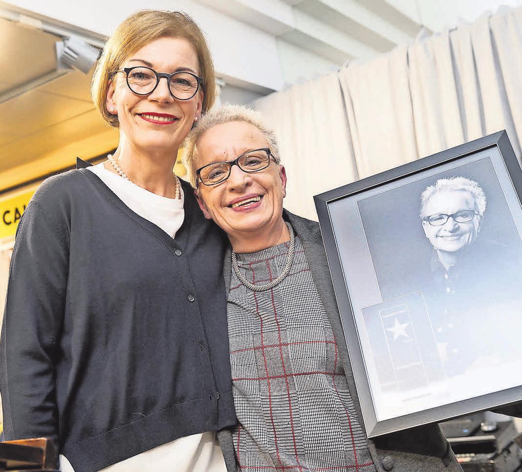 Ende Februar haben Regina Rosenbaum (links) und Florentine Demmer gemeinsam den Titel „Bettenfachhändler des Jahres“ gefeiert. Ende Februar haben Regina Rosenbaum (links) und Florentine Demmer gemeinsam den Titel „Bettenfachhändler des Jahres“ gefeiert.