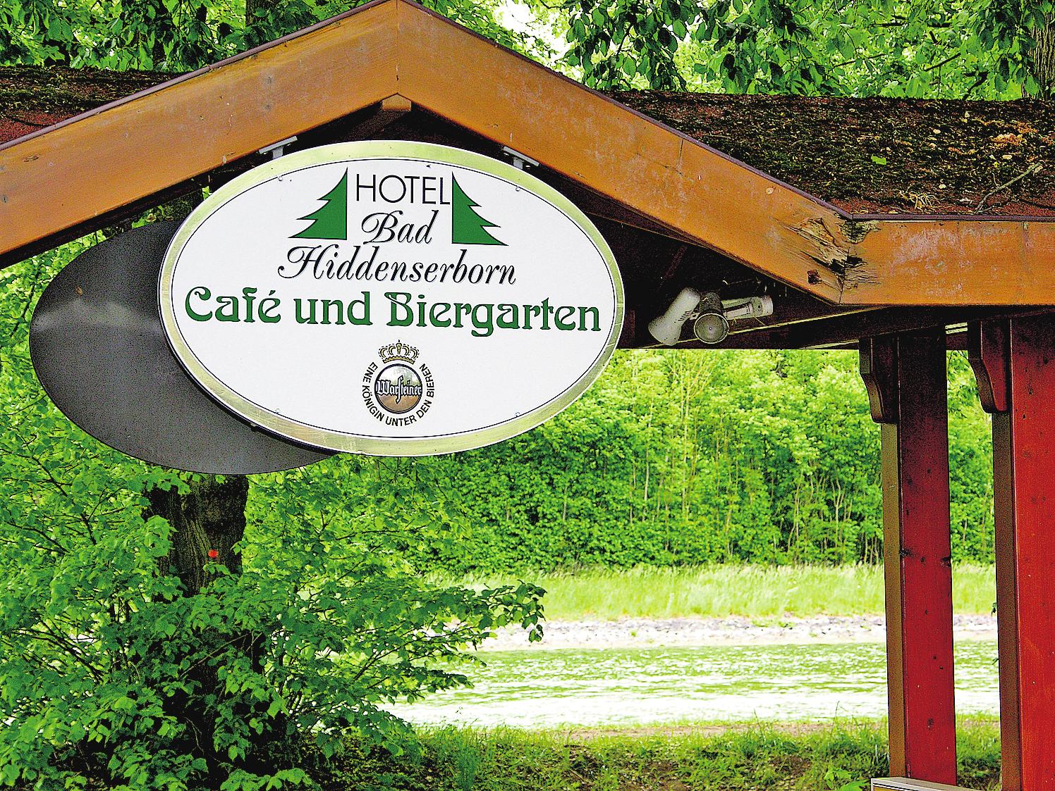 Vom Biergarten aus sind es nur wenige Meter bis zum Gewässer. Vom Biergarten aus sind es nur wenige Meter bis zum Gewässer.