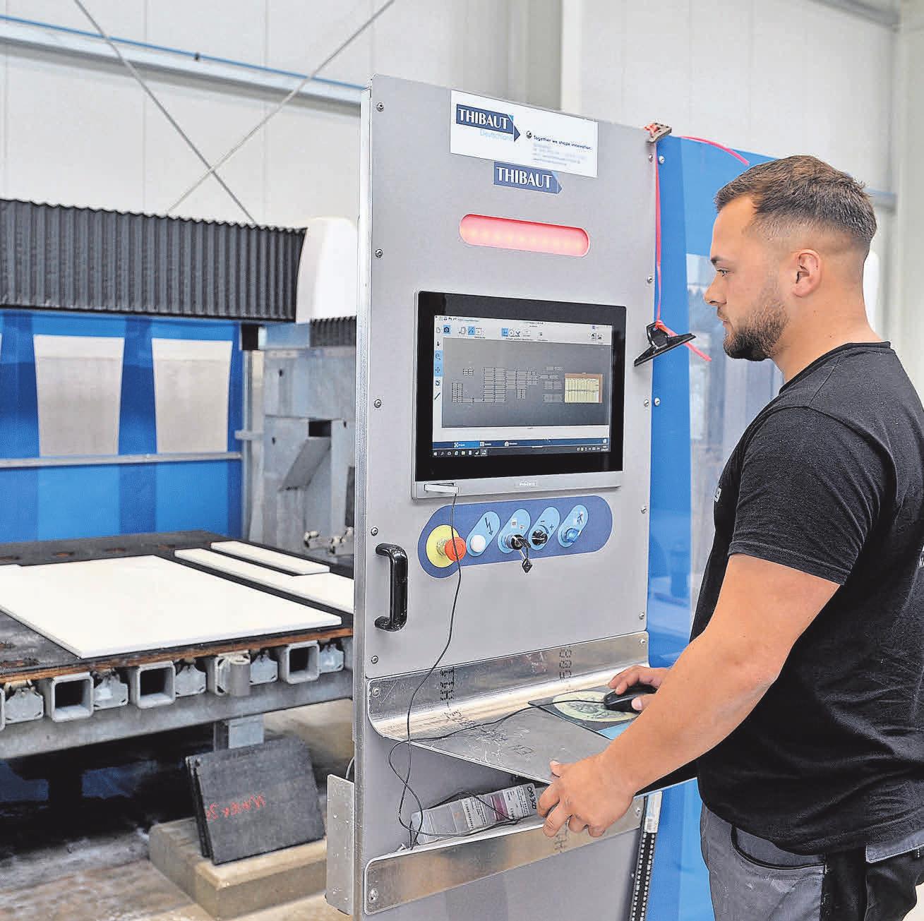 Der Zuschnitt erfolgt mit neuer Technik: Sebastian Sittig programmiert und steuert die Abläufe am Bildschirm. Foto: Markus_Hartwig Der Zuschnitt erfolgt mit neuer Technik: Sebastian Sittig programmiert und steuert die Abläufe am Bildschirm. Foto: Markus_Hartwig