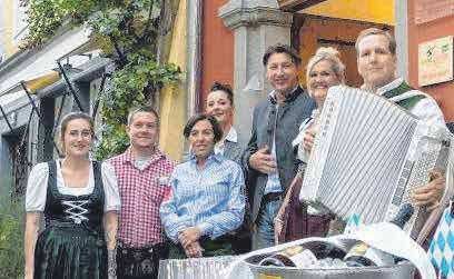 Auch die Aalener Nachrichten/Ipf- und Jagst-Zeitung präsentieren sich auf der Energie- und Baumesse. FOTO: JASMIN AMEND Winfried Ermler und sein Team freuen sich über das Jubiläum.