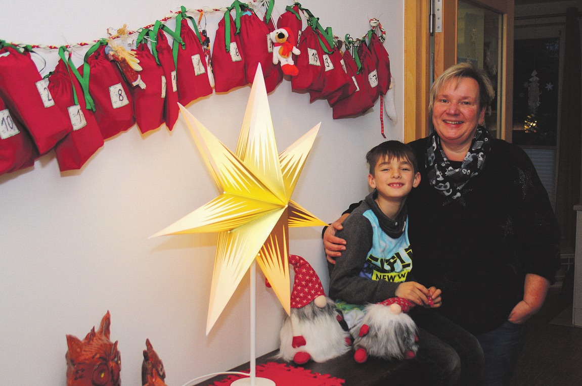 Anke Mortschin, hier mit Kian, erzählt: „Als Erstes muss der selbst gemachte Adventskalender hängen. Darüber freuen sich die Kinder riesig“                      Fotos: SOS Kinderdorf