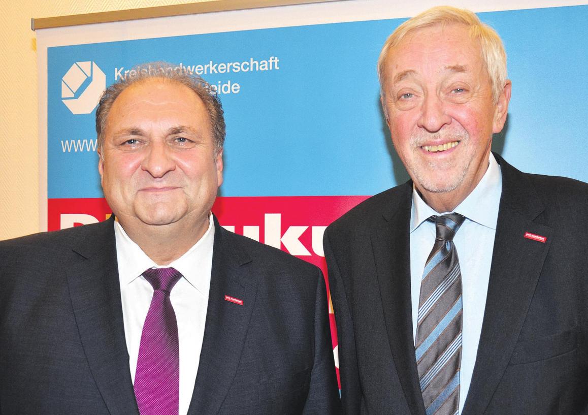 Hans Peter Wollseifer (links), Präsident des Zentralverbandes des Deutschen Handwerks, wurde von Kreishandwerksmeister Ernst-Heinrich Ahrens (rechts) als Gastredner begrüßt. Foto: Müller Hans Peter Wollseifer (links), Präsident des Zentralverbandes des Deutschen Handwerks, wurde von Kreishandwerksmeister Ernst-Heinrich Ahrens (rechts) als Gastredner begrüßt. Foto: Müller