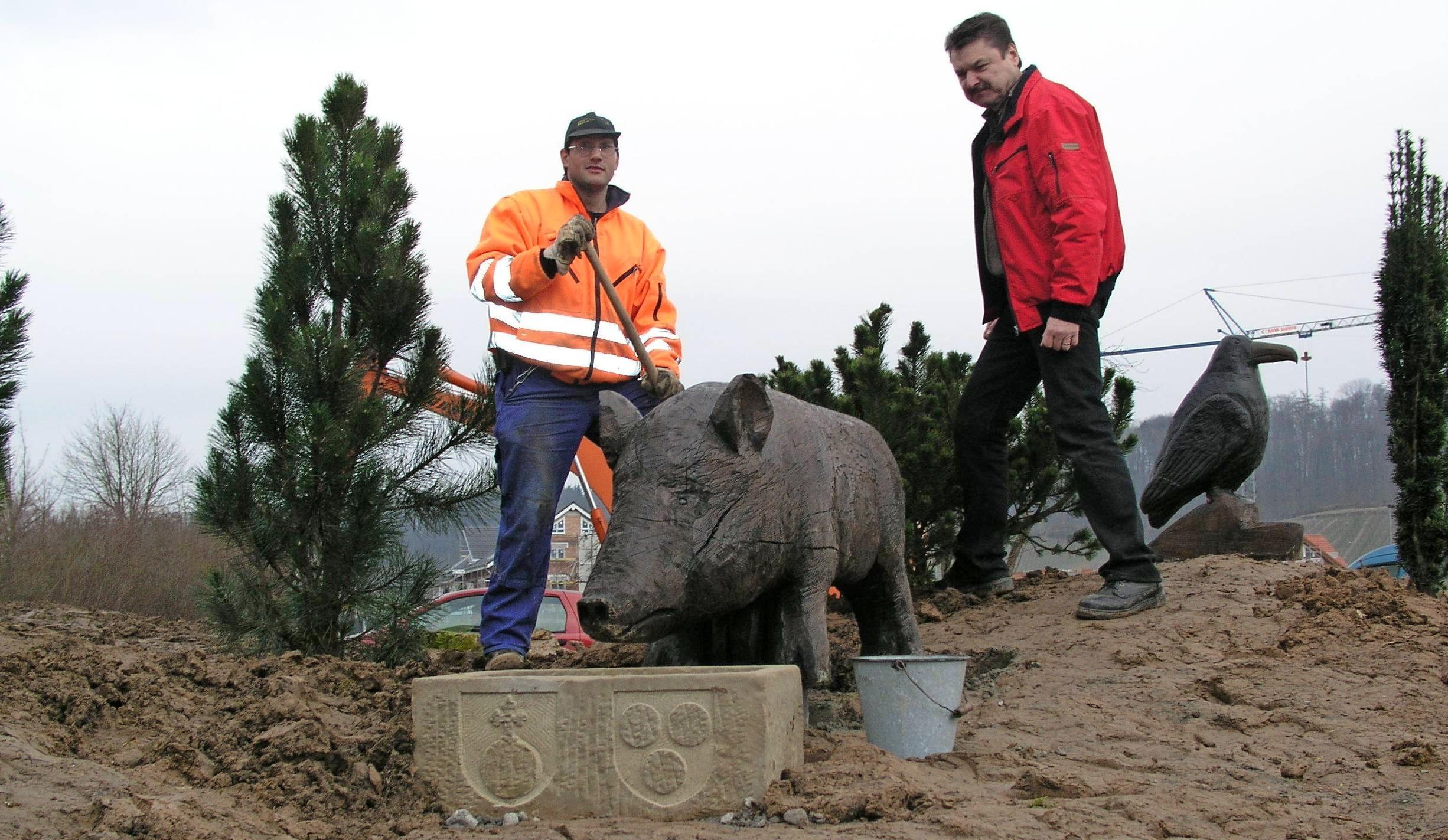 Bauhofmitarbeiter bepflanzen 2008 den mit Tierfiguren bestückten „Spitznamen-Kreisel“ zwischen Untergruppenbach und Donnbronn. Foto: Archiv/Nickel Bauhofmitarbeiter bepflanzen 2008 den mit Tierfiguren bestückten „Spitznamen-Kreisel“ zwischen Untergruppenbach und Donnbronn. Foto: Archiv/Nickel