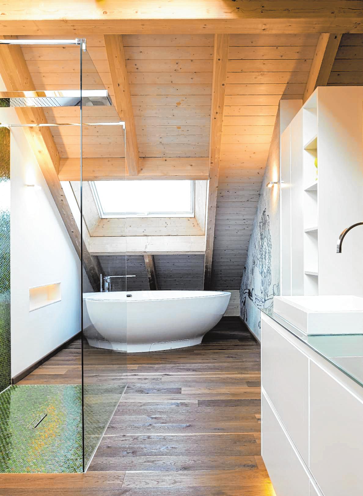 Steht die Badewanne mitten im Raum, braucht sie extra Wasserzu- und -abläufe im Boden. BILD: DPA Steht die Badewanne mitten im Raum, braucht sie extra Wasserzu- und -abläufe im Boden. BILD: DPA