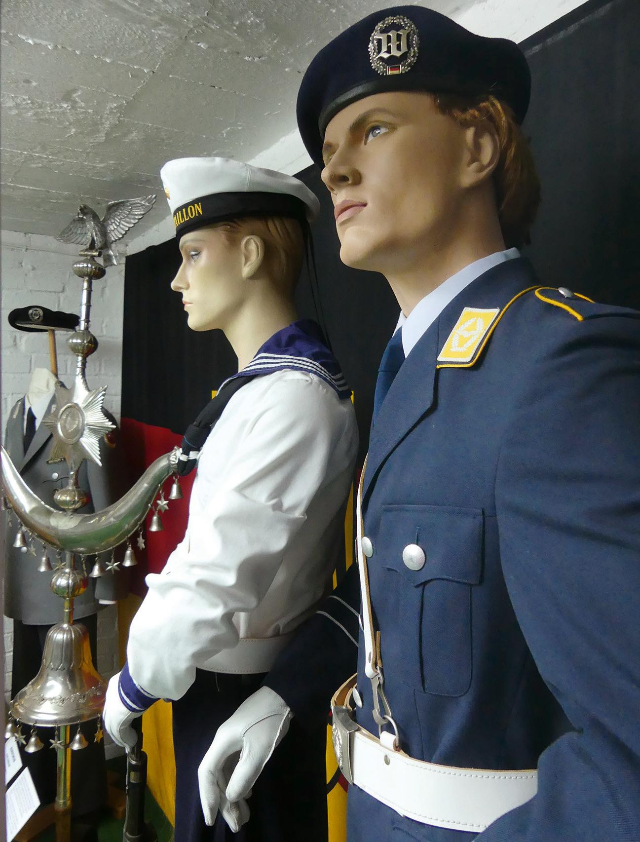 Die Schaufenster-Puppen stammen aus Geschäftsauflösungen, aber nicht jede ist geeignet. „Neue Puppen stehen oft so unglücklich – die können wir nicht nehmen“, erklärt Sönke Begert. Die Schaufenster-Puppen stammen aus Geschäftsauflösungen, aber nicht jede ist geeignet. „Neue Puppen stehen oft so unglücklich – die können wir nicht nehmen“, erklärt Sönke Begert.