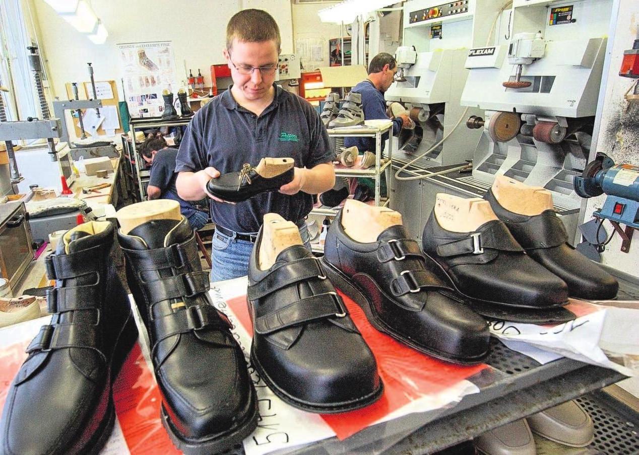 Der richtige Schuh ist ein Stück Lebensqualität. Die Orthopädie-Mechaniker beraten und helfen. Foto: dpa Der richtige Schuh ist ein Stück Lebensqualität. Die Orthopädie-Mechaniker beraten und helfen. Foto: dpa