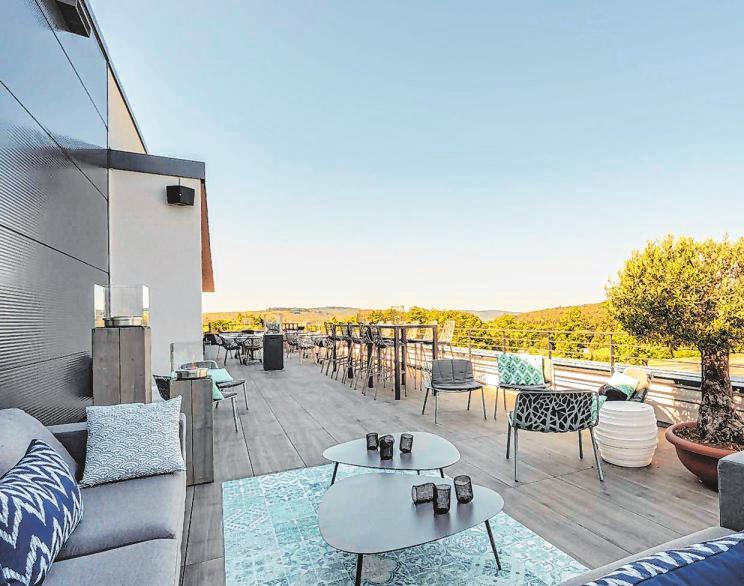 Von der großzügig angelegen Terrasse aus fällt der Blick auf die nähere Umgebung. Hier lassen sich angenehme Stunden unter freiem Himmel verbringen. Von der großzügig angelegen Terrasse aus fällt der Blick auf die nähere Umgebung. Hier lassen sich angenehme Stunden unter freiem Himmel verbringen.