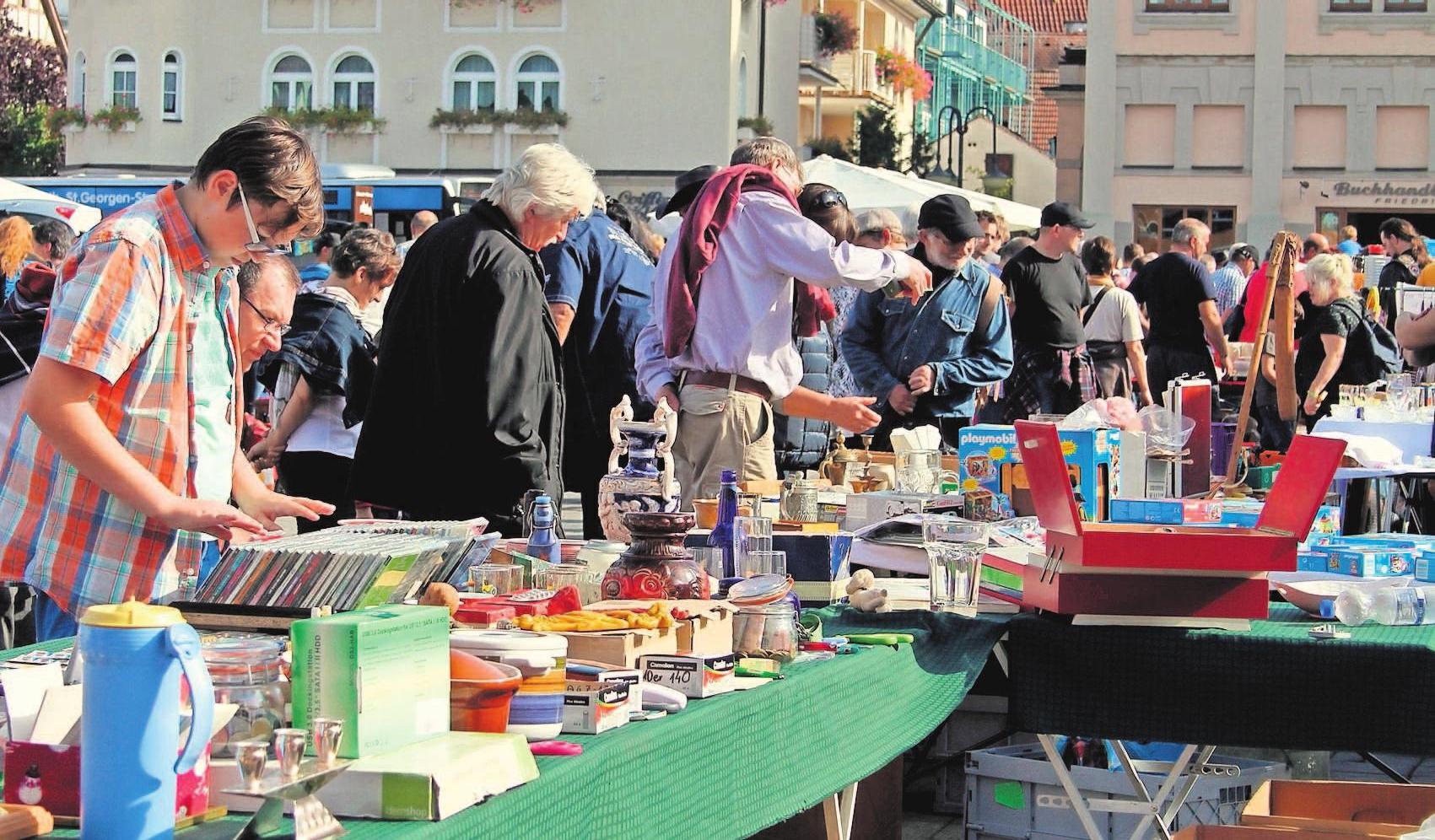 Die Stadt Kulmbach wird am kommenden Sonntag zur „Flohmarkt-Hochburg“. Dabei werden Marktplatz, die Altstadt und der neugestaltete EKU-Parkplatz Anlaufstellen für die Flohmarktfans. Fotos: Melitta Burger Die Stadt Kulmbach wird am kommenden Sonntag zur „Flohmarkt-Hochburg“. Dabei werden Marktplatz, die Altstadt und der neugestaltete EKU-Parkplatz Anlaufstellen für die Flohmarktfans. Fotos: Melitta Burger